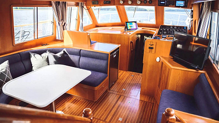 Моторная яхта Trader 535 Signature
